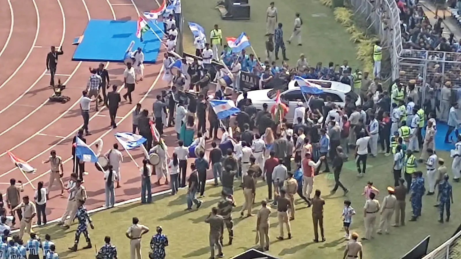 ଆର୍ଜେଣ୍ଟିନା ଷ୍ଟାର ମେସିଙ୍କୁ ନେଇ କୋଲକାତା ଷ୍ଟାଡିୟମରେ ଉତ୍ତେଜନା; ଲାଠିଚାର୍ଜ କଲା ପୋଲିସ