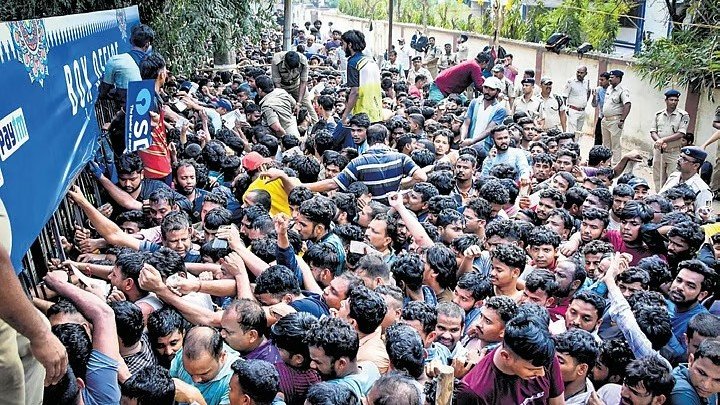 ଟିକେଟ୍ ପାଇଁ ଷ୍ଟାଡିୟମ୍ ବାହାରେ ଅସମ୍ଭାଳ ଭିଡ଼, ଫ୍ୟାନ୍‌ଙ୍କ ମଧ୍ୟରେ ଅସନ୍ତୋଷ