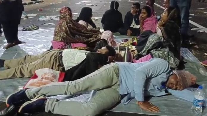 ସ୍କୁଲ ଛାଡ଼ି ରାସ୍ତାରେ ରାତି କାଟିଲେ ହଜାର ହଜାର ଶିକ୍ଷକ, ଶିକ୍ଷୟିତ୍ରୀ