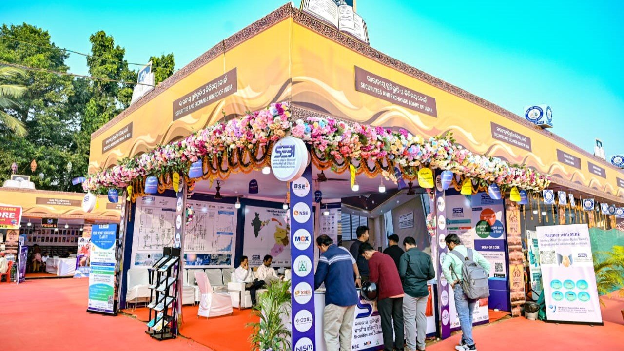 ୭ମ ଓଡ଼ିଶା ରାଜ୍ୟ ପୁସ୍ତକ ମହୋତ୍ସବ : ଲାଇଭ୍ ସ୍କେଚିଙ୍ଗ ଓ ସଚେତନତା ଷ୍ଟଲରେ ପାଠକଙ୍କ ଭିଡ଼