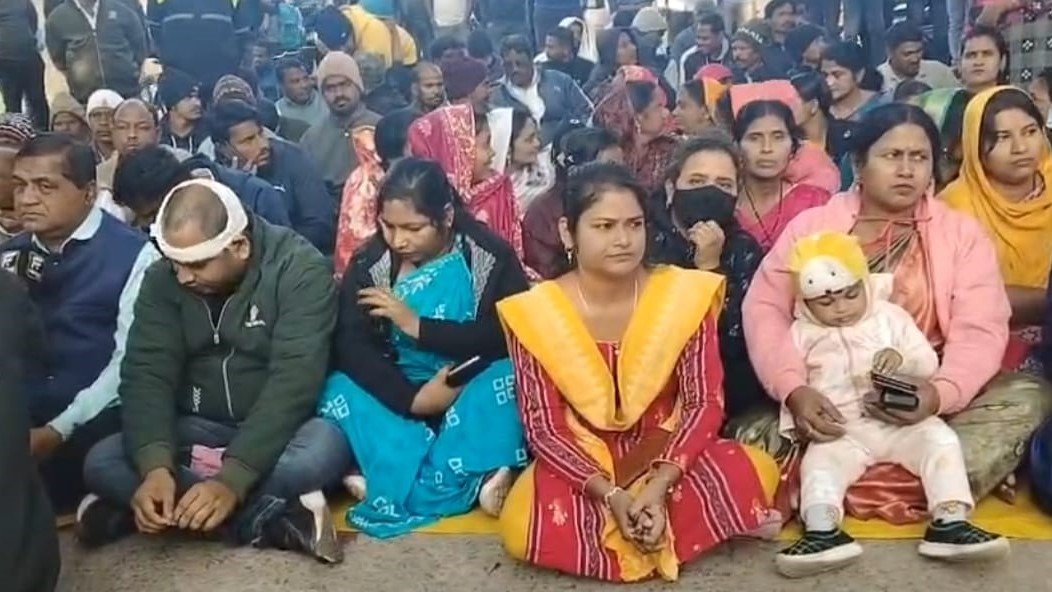 ଲିକୁ- ଜିତୁ ମୁହାଁମୁହିଁ, ନେତା ପାଇଁ ରାସ୍ତାରେ ଜନତା