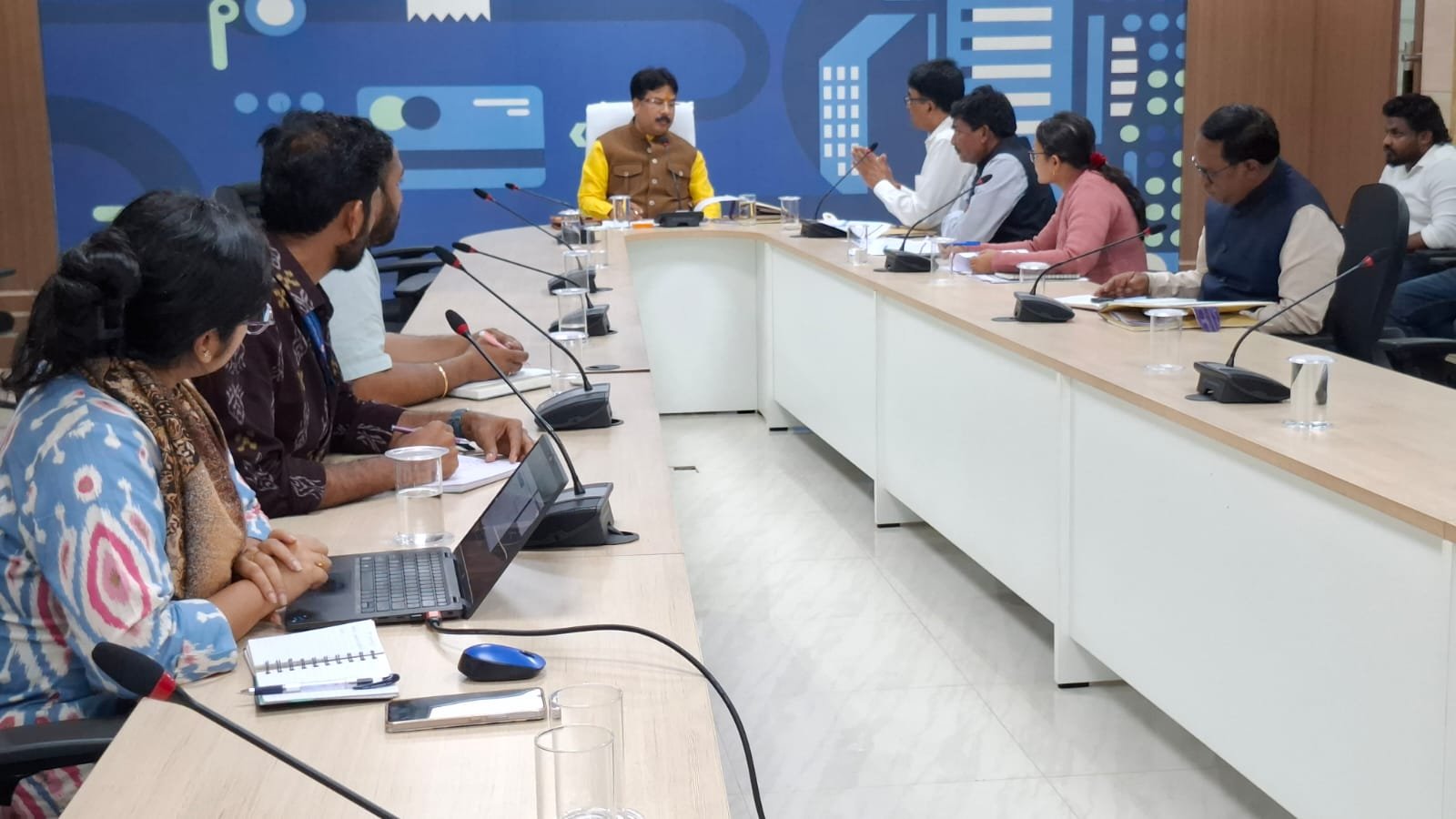 ଗୃହ ନିର୍ମାଣ ଓ ନଗର ଉନ୍ନୟନ ମନ୍ତ୍ରୀଙ୍କ ଆମ ବସ୍ ସେବାର ସମୀକ୍ଷା, ଆମ ବସ୍‍ ଚଳାଇବେ ମହିଳା ଡ୍ରାଇଭର : ପୁନେରେ ଦିଆଯିବ ତାଲିମ