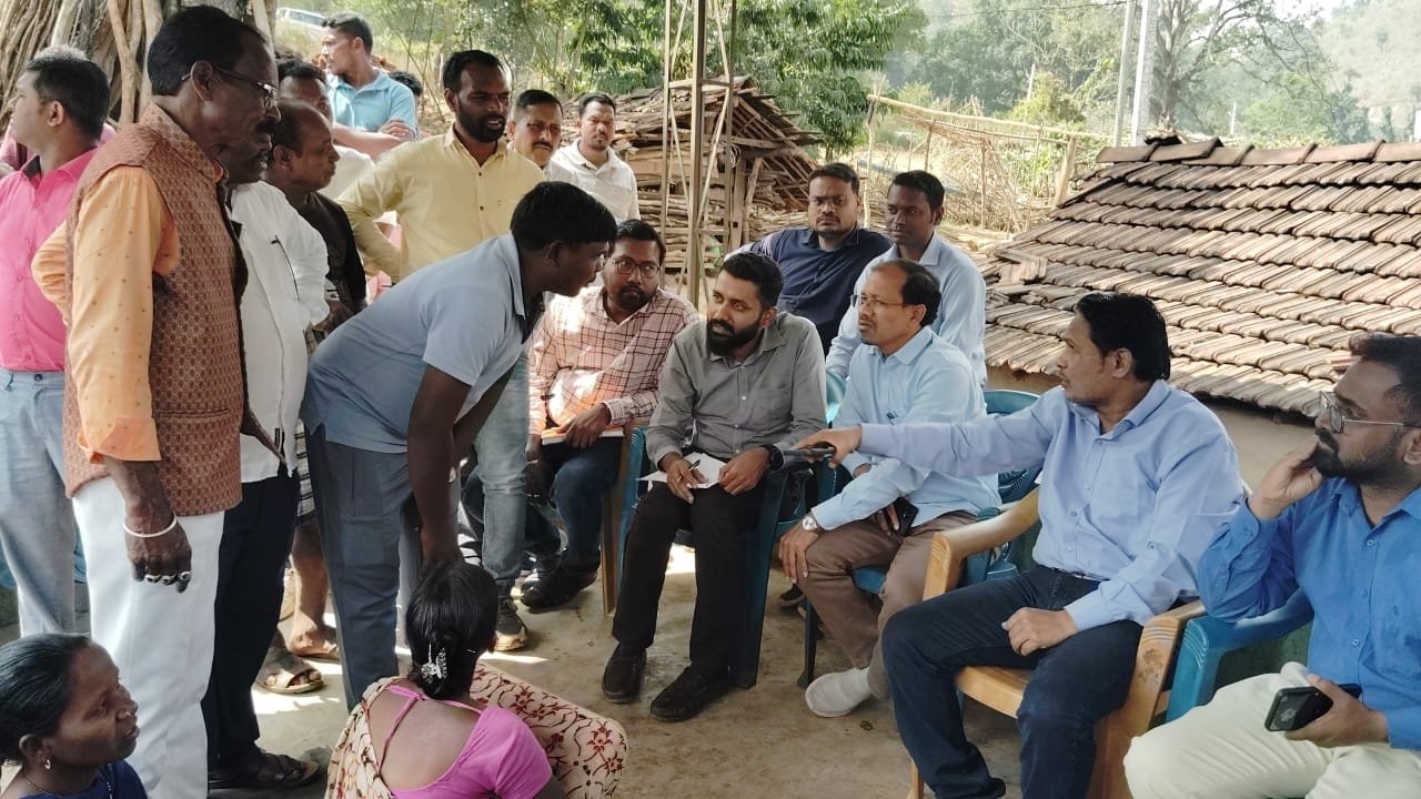 ସୀମାନ୍ତ ରାଇପାହଡ ଗାଁରେ ପହଞ୍ଚିଲା ଜିଲ୍ଲା ପ୍ରଶାସନ, ଜୀବନଜୀବିକା ପାଇଁ କଫି ଚାରା ରୋପଣ କରାଯିବାକୁ ନିଷ୍ପତ୍ତି